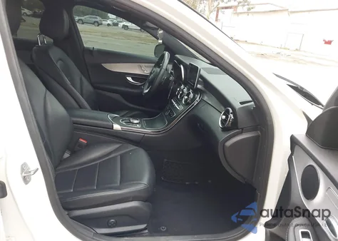 2018 Mercedes-Benz C 300 z USA, uszkodzony, nr VIN 55SWF4JB8JU277299